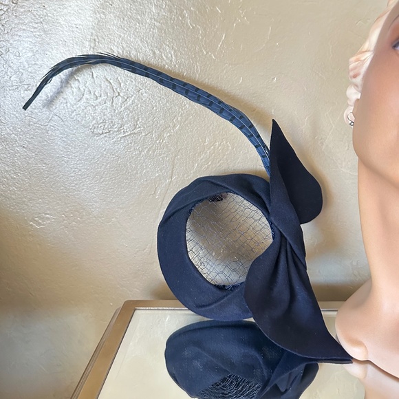 SOPHISTICATED 1950's NAVY FELT  HAT + VERY LONG FEATHER, OPEN CROWN & BOW - Picture 12 of 15